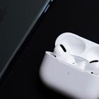 Apple получила патент на управление AirPods Pro щелчком языка и касанием лица
