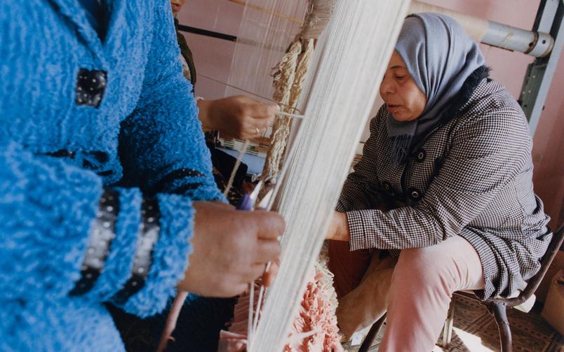 stussy-boucherouite-rugs-dtf-magazine Жінки з колективу «Айн Леух», які виготовляють берберськи килими Stüssy