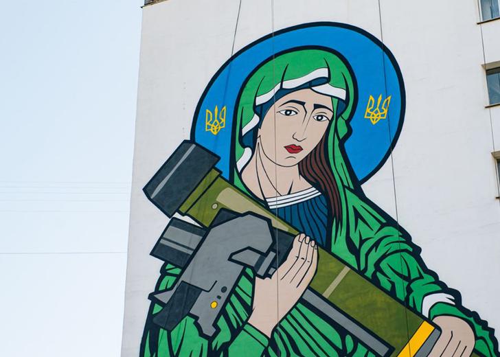У Києві створили мурал «Свята Джавеліна». Через декілька годин на ньому замалювали німб