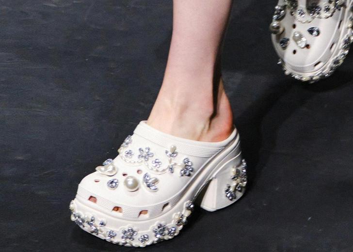 Клоги з колаборації Simone Rocha та Crocs