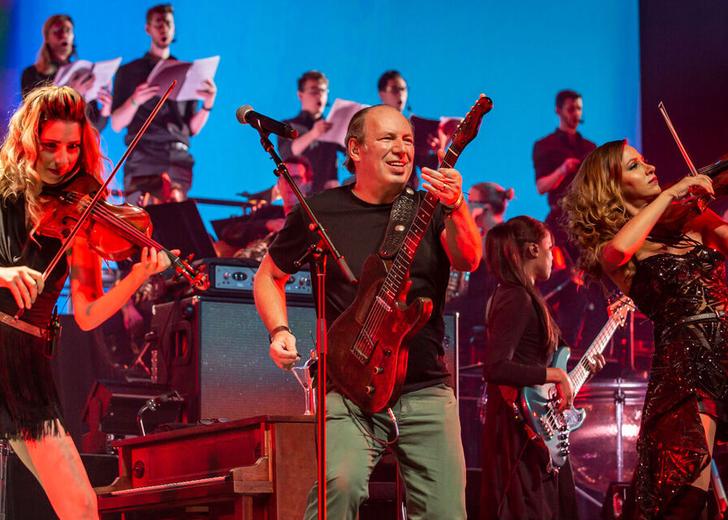 Hans Zimmer live Ганс Циммер гастролює з одеськими музикантами, яким вдалося втекти від війни