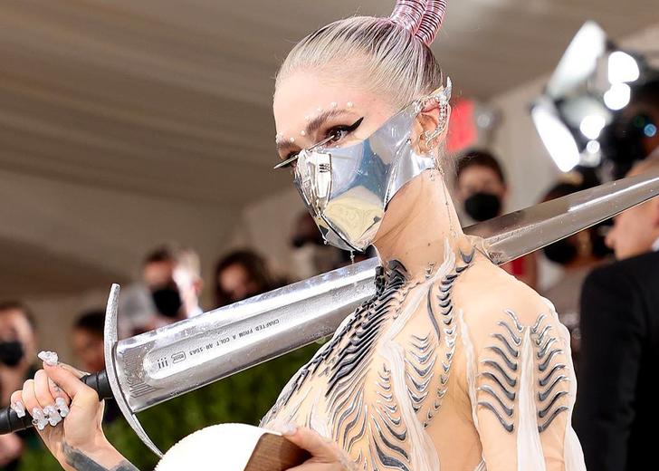grimes-MSCHF-dtf-magazine Меч Grimes на Met Gala сделан из винтовки. Это новый дроп от авторов «сатанинских» кроссовок Lil Nas X