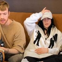 Билли Айлиш исполнила песню bad guy у себя в гостиной