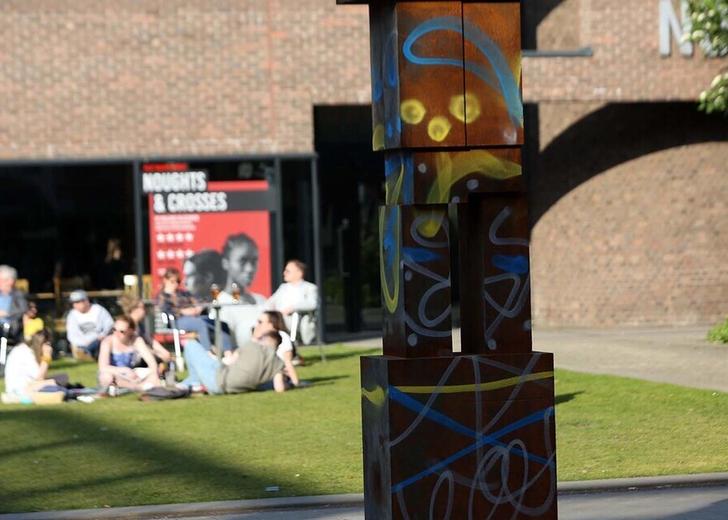 Antony Gormley sculpture at Newcastle university campus thats been vandalised Британского граффити-художника оправдали за обрисованную скульптуру