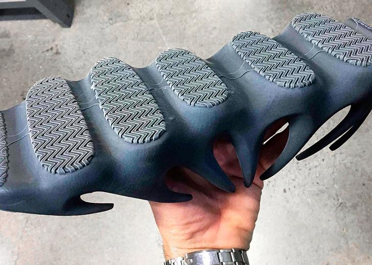 Канье показал тизер кроссовок YEEZY 451