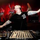 The Black Madonna изменила псевдоним. Она больше не Black