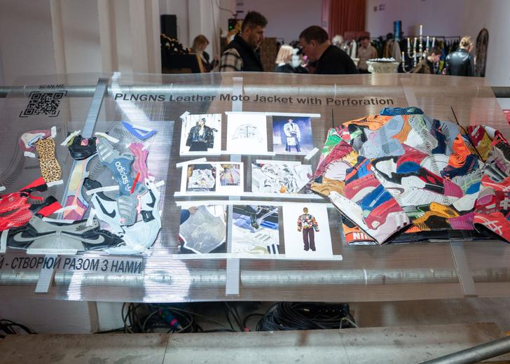 PLNGNS представив інтерактивну інсталяцію на Ukrainian Fashion Week. Учасники збирали речі з кросівок по лекалам
