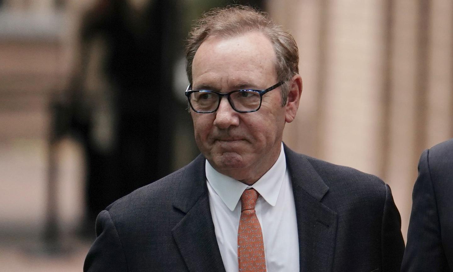 kevin-spacey-ukcourt-dtf-magazine Лондонський суд присяжних зняв з Кевіна Спейсі всі звинувачення в сексуальному насильстві