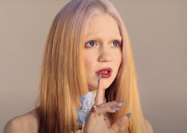 Grimes продает часть своей души