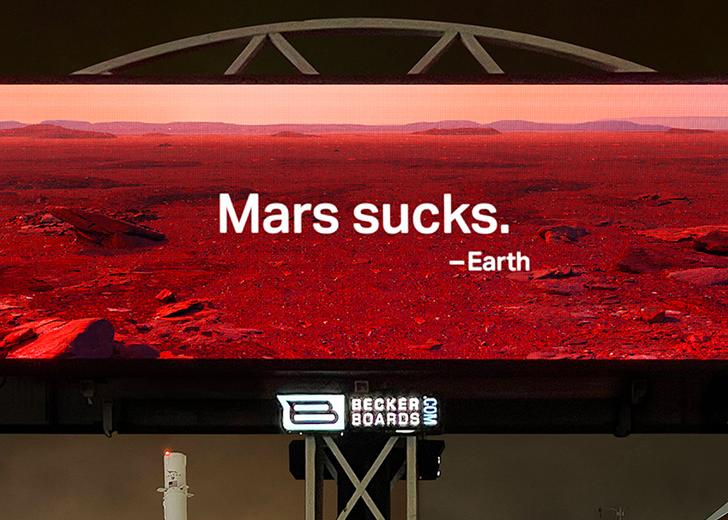 Перед штаб-квартирой SpaceX повесили билборд «Марс — отстой»