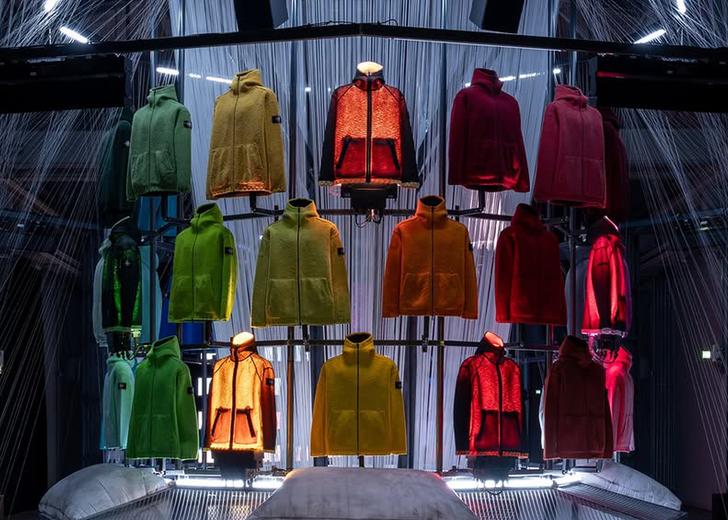 stone-island-milan-2026-dtf-magazine Повітряне ламінування вʼязаних речей: інсталяція Stone Island на Тижні моди в Мілані