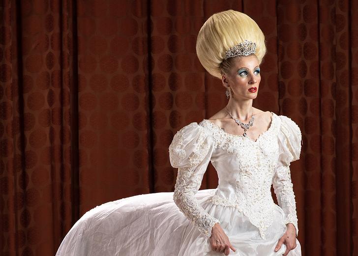 Meet. Kitsch worlds with characters who never laugh in photos by Spasi Sohrani
