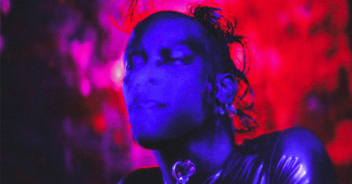 Кислотный лес и «дипфейк» в новом клипе Yves Tumor