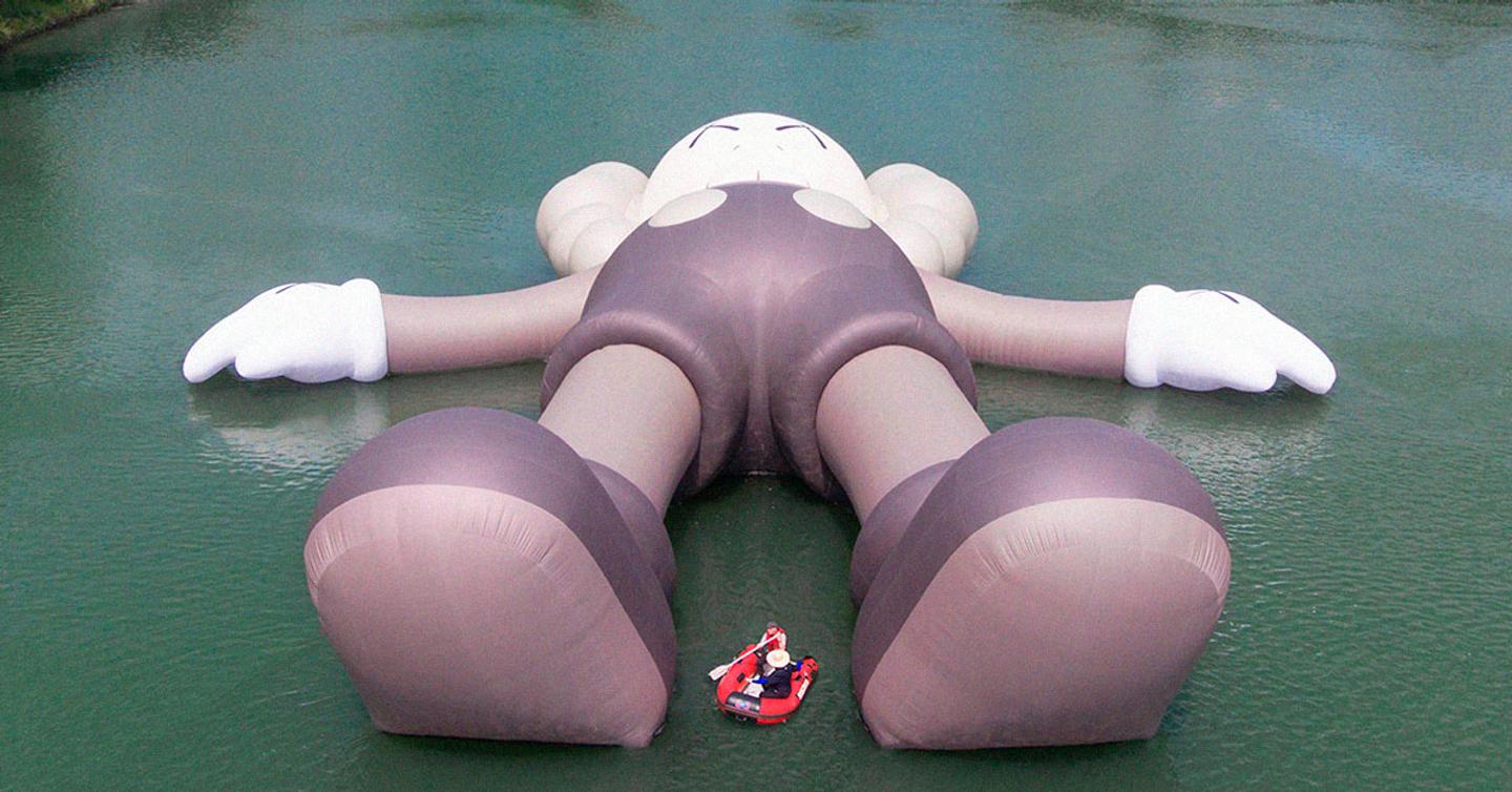 Как выглядит самая большая скульптура KAWS в сеульском озере