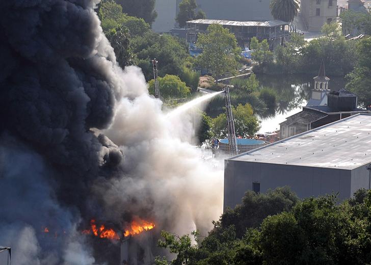 Usa Fire Universal Studios - Jun 2008 Пожар на студии Universal уничтожил записи Эминема, Nirvana, 2Pac и еще 700 музыкантов