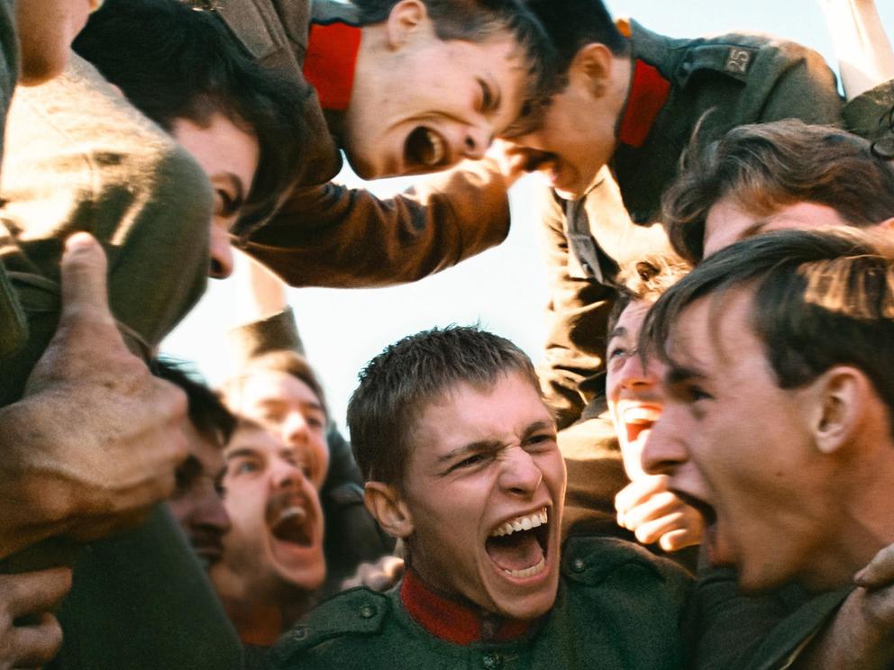 Хлопці, що радіють, на кадрі з фільму «Боягуз» (Coward), який показують на «Молодісті»