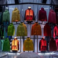 Повітряне ламінування вʼязаних речей: інсталяція Stone Island на Тижні моди в Мілані