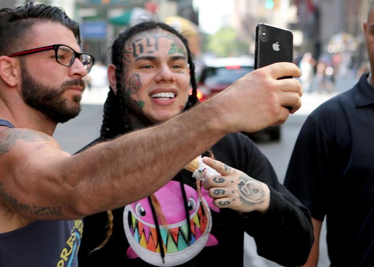 69-free-dtf-magazine После выхода на свободу 6ix9ine гуляет по Нью-Йорку. Видимо, угрозы ему не страшны