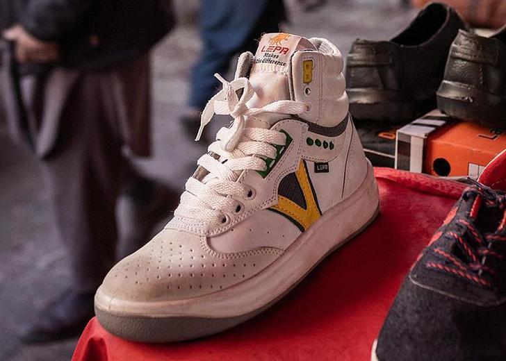 cover-taliban-sneakers-dtf-magazine «Следуй за белыми кроссовками»: какую обувь носят боевики «Талибана»