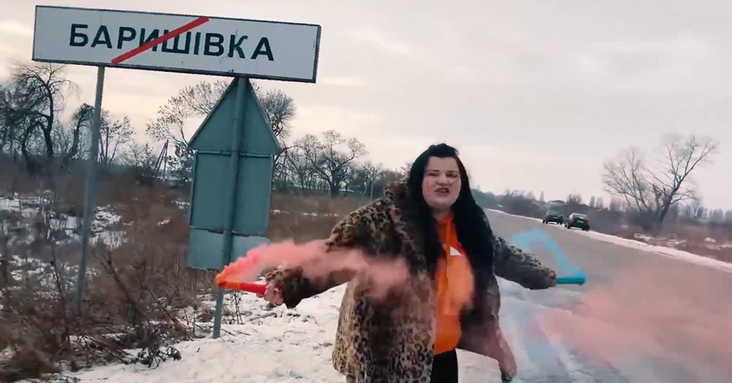 alyona alyona уходит из детского сада и танцует на фоне бутика Gucci в новом клипе