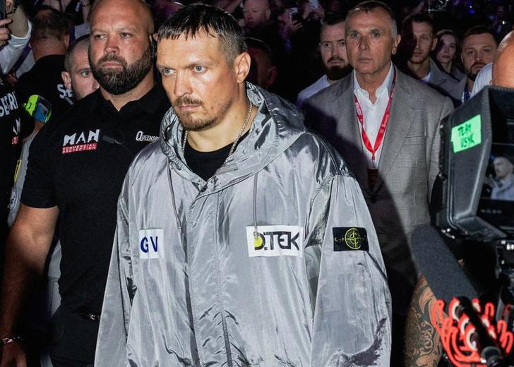 Олександр Усик у куртці Stone Island на стадіоні Вемблі