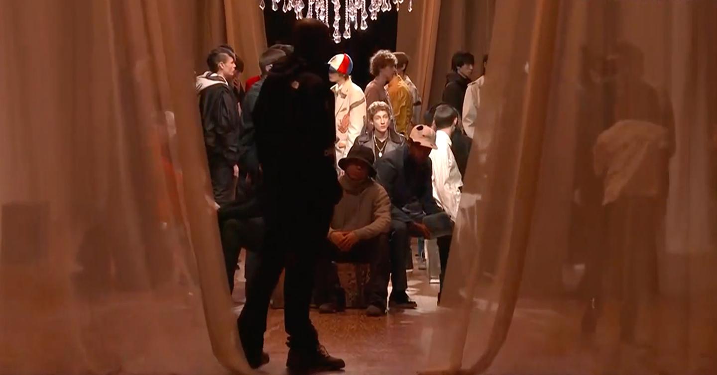 off-white-fw20-dtf-magazine Никакого стритвира: Как прошел показ новой коллекции Off-White
