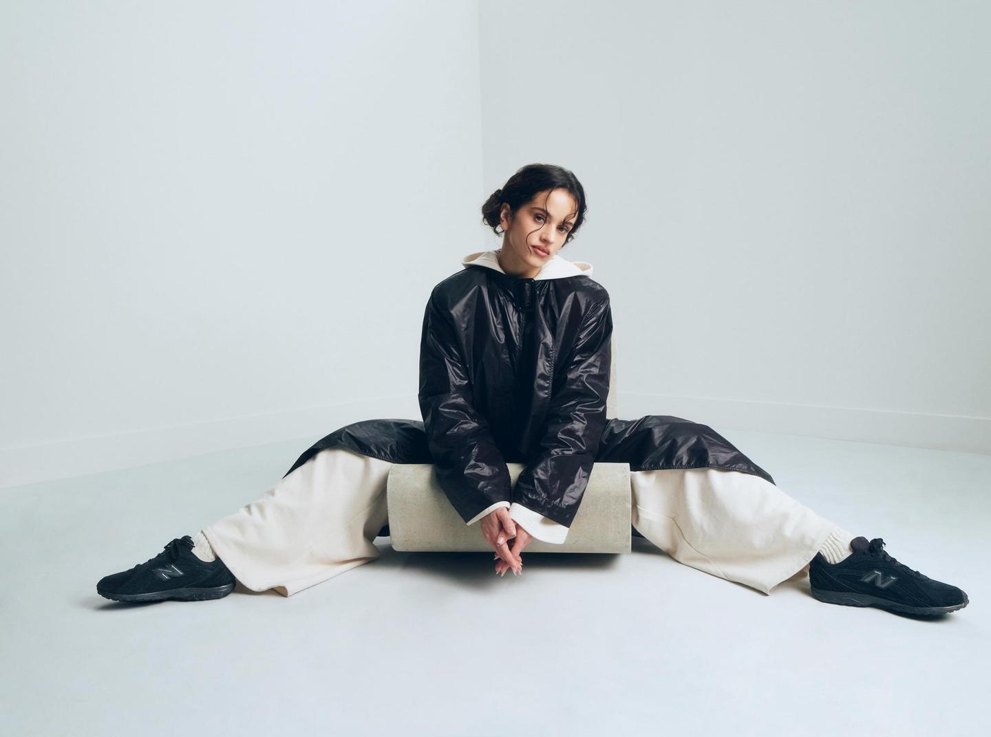 Rosalía представляє нові New Balance 204L. Вони вже доступні в Україні