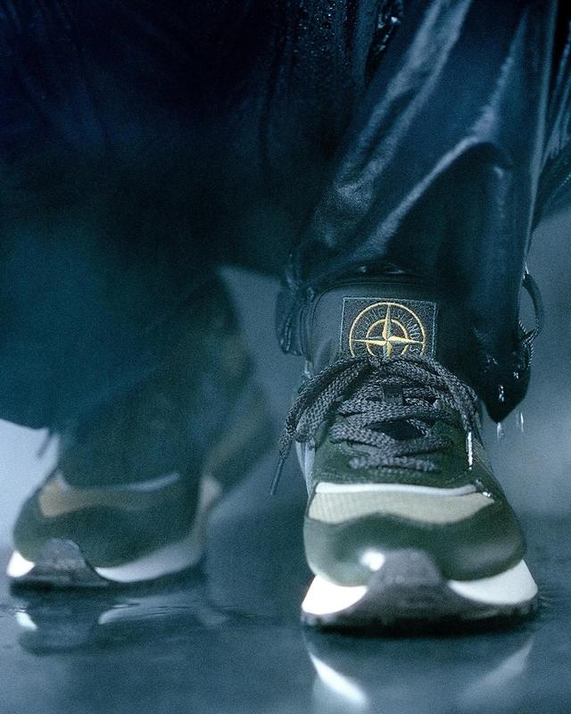 Фірмовий компас Stone Island на кросівках New Balance