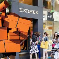 Магазин Hermès в Китае открыли после карантина. Он установил рекорд по продажам