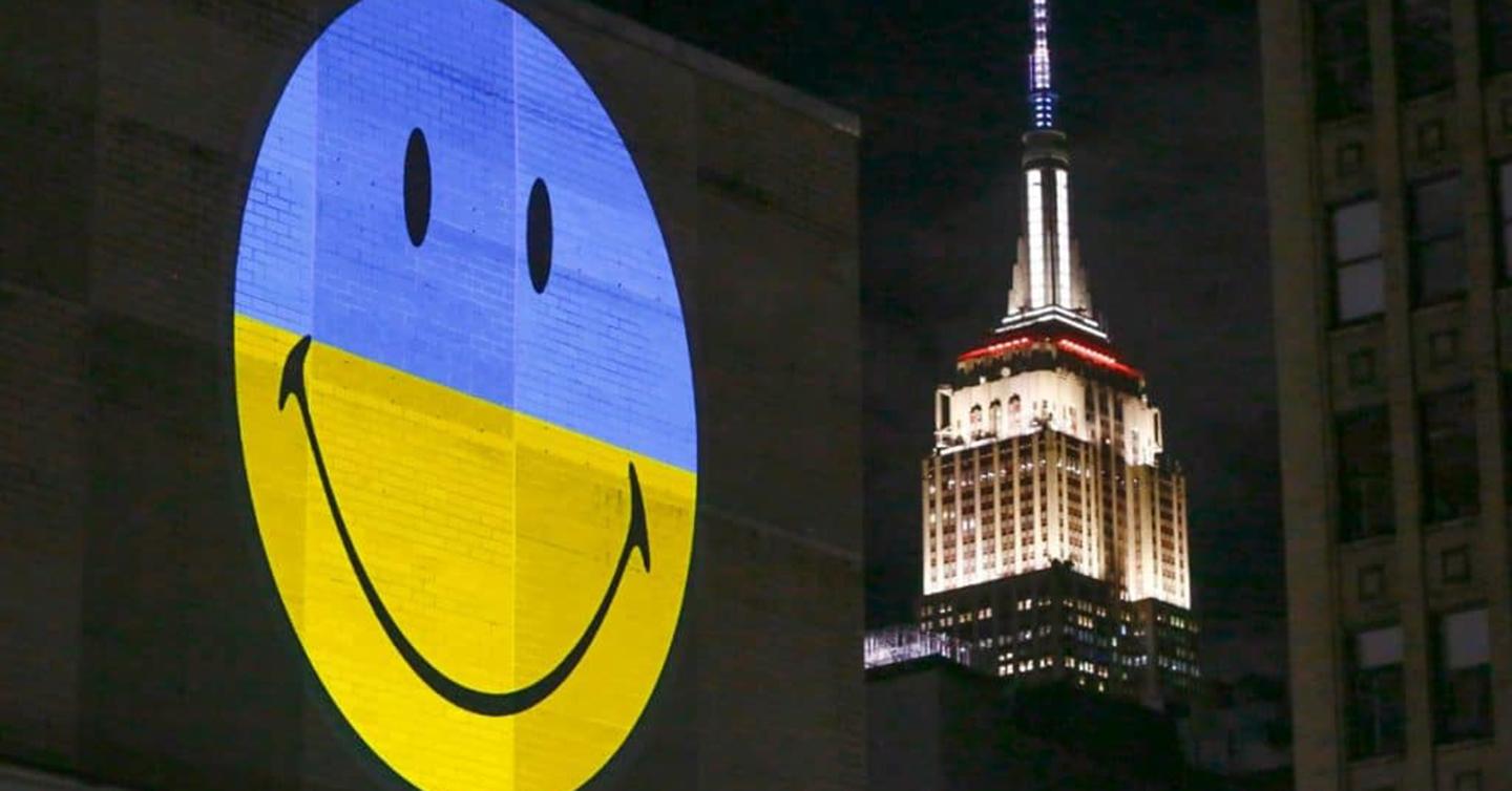 smiley-dtf-magazine Бренд Smiley розмістив жовто-блакитні смайли на світових пам'ятках