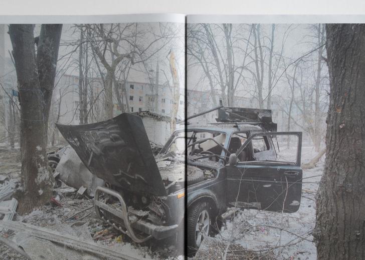 The-Information-Front-dtf-magazine2 Команда фотографів випустила газету зі знімками перших двох місяців війни в Україні