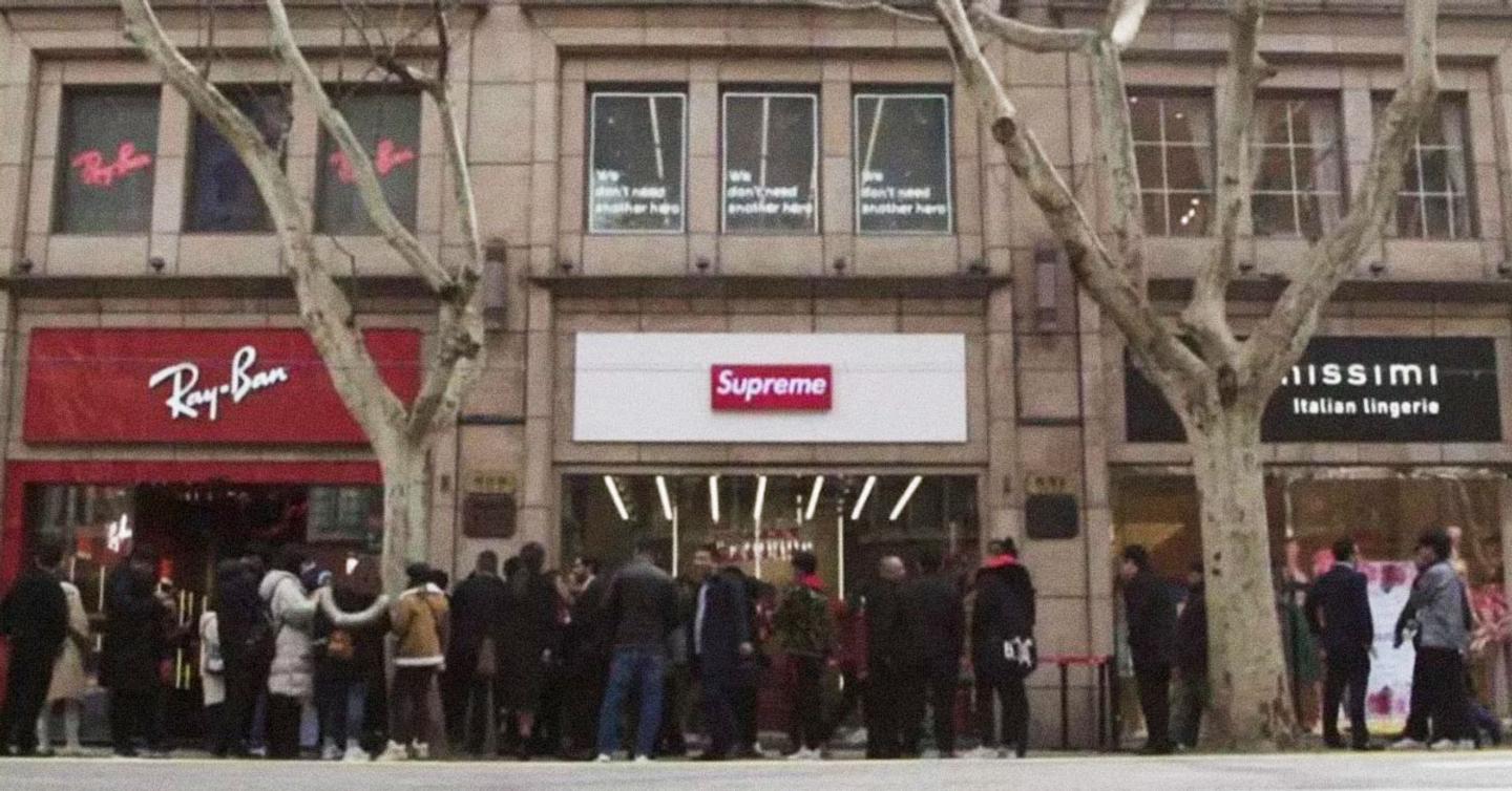 «Война» продолжается: «Клон» открыл магазин в Шанхае, Supreme называет его постановкой