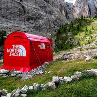 Поп-ап стор в горах и знаковые вещи альпинистов в честь 50-летия The North Face