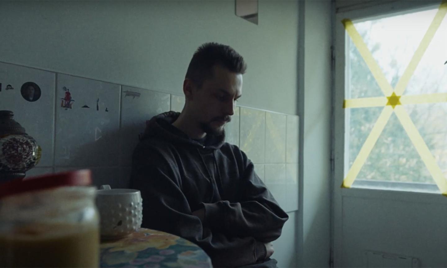 Дивіться трейлер документального фільму «Правило двох стін». В ролях — українські артисти