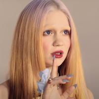 Grimes продает часть своей души