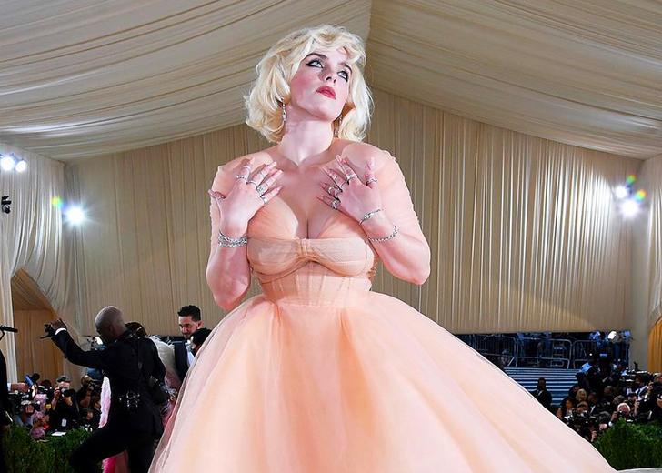 Билли Айлиш надела платье Oscar de la Renta в обмен на отказ бренда от меха