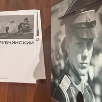 Кадети і книжка «День перемоги»: в Лондоні відкрили стенд з роботами Гоші Рубчинського. Що відбувається?