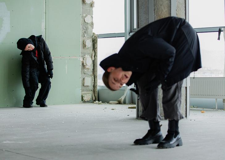 sasha-kurmaz-performance-cover-dtf-magazine ‘Each of us is in his own territory of pain’. Sasha Kurmaz raises the issue of the memory of the dead in his performance