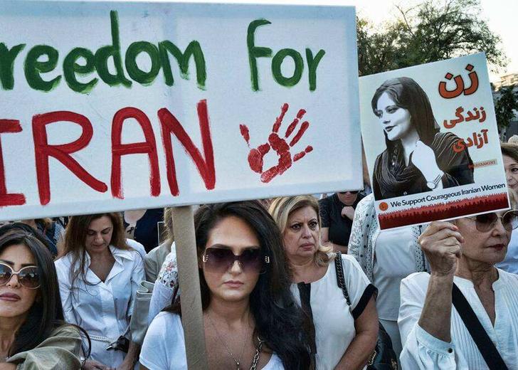 iran dtf magazine В Ірані розпустили поліцію моралі та пообіцяли змінити закон про обовʼязкове носіння хіджабу