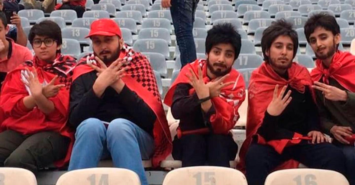 iran_footbal_fans_dtf_header Иранские девушки переоделись в мужчин, чтобы попасть на футбольный стадион