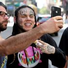 После выхода на свободу 6ix9ine гуляет по Нью-Йорку. Видимо, угрозы ему не страшны