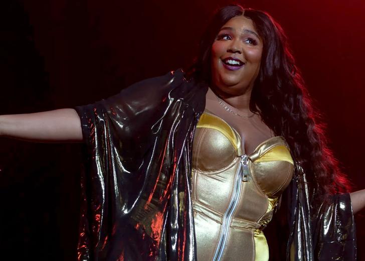 lizzo-dtf-magazine Lizzo звинуватили в сексуальних домаганнях та бодішеймінгу. З нею судяться колишні танцівниці