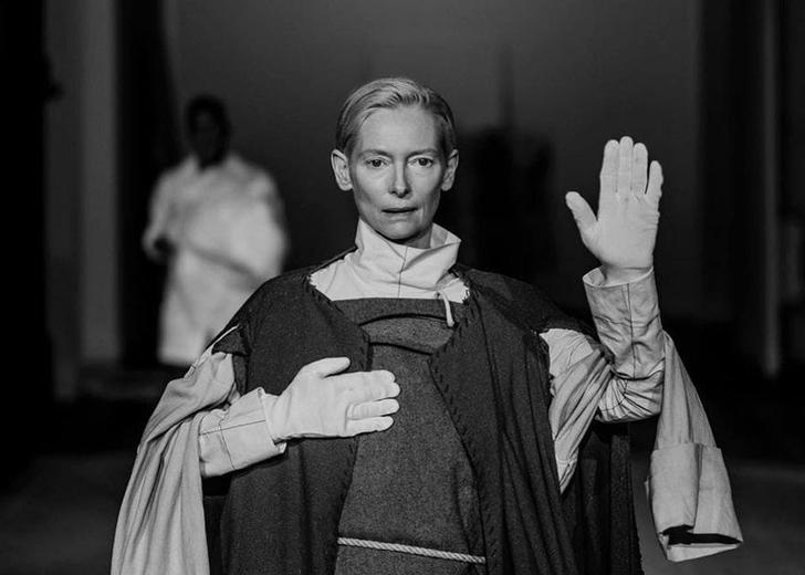Tilda-Swinton-Olivier-Saillard2-dtf-magazine Посмотрите новый перформанс Тильды Суинтон