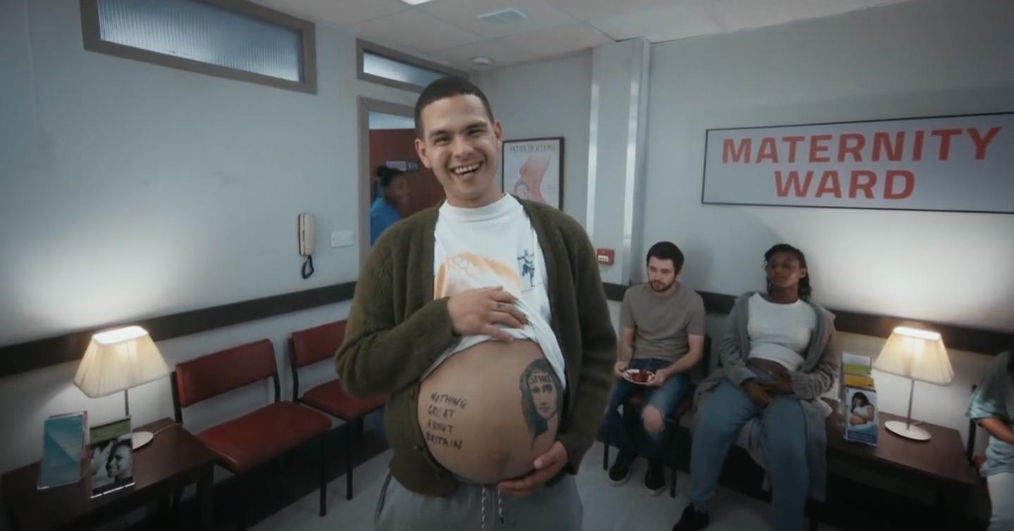 slowthai выпустил новый клип. В нем он рожает и становится тортом