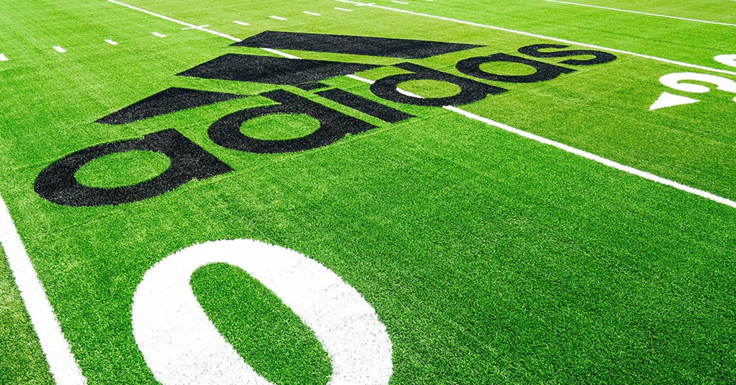 adidas создал футбольное поле из двух миллионов пластиковых бутылок
