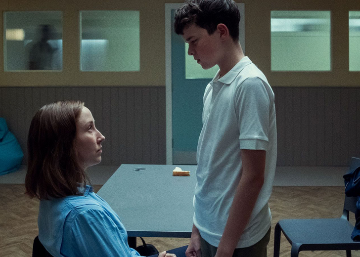 adolescence-uk-schools-dtf-magazine Кадр з серіалу Netflix «Юнацтво» (Adolescence)