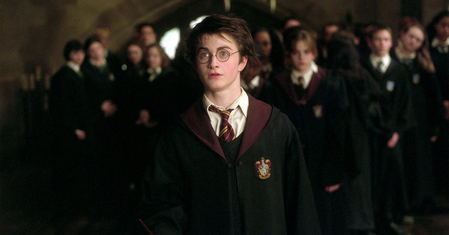 All in one Robes-dtf-magazine Фанати Деніела Редкліффа продають мантії та краватки з «Гаррі Поттера» на підтримку України