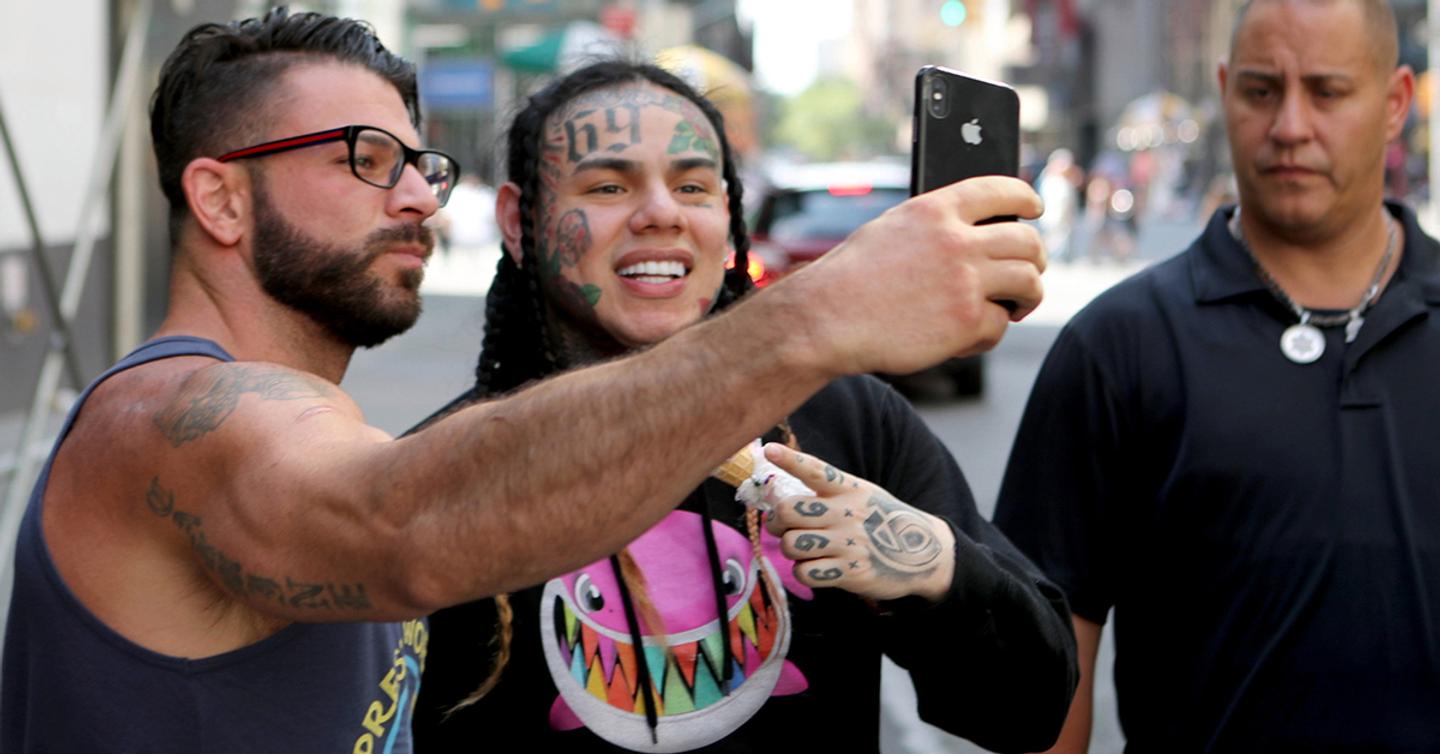 После выхода на свободу 6ix9ine гуляет по Нью-Йорку. Видимо, угрозы ему не страшны