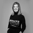 Топ-менеджер adidas уволилась после 23 лет работы. Она назвала тему расизма «шумихой»