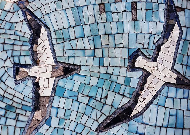 mosaic-dtf-magazine Мозаїка з чайками з плакату виставки «Чипси: Українські наївні мозаїки»